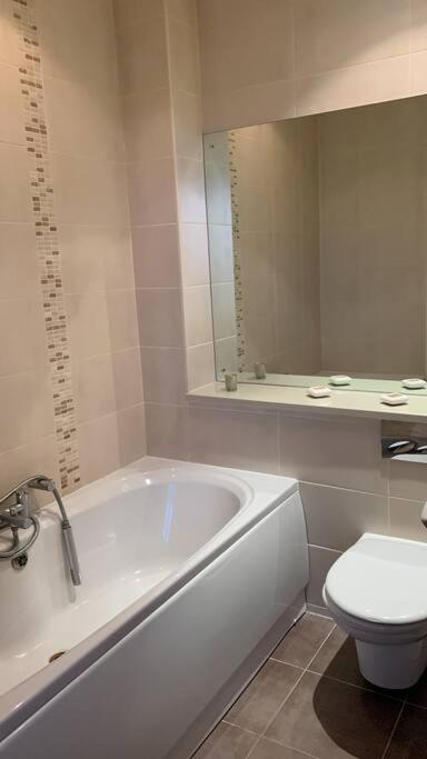 3 Bedroom Penthouse Apartment In Ларн Екстериор снимка