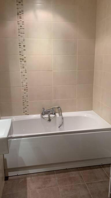 3 Bedroom Penthouse Apartment In Ларн Екстериор снимка